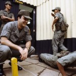 Anastasio Somoza Portorcarrero inspecciona entrenamiento de soldados de la EEBI. (Foto: Susan Meiselas).