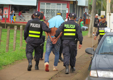 Los Policías fueron denunciados por sus compañeros, quienes los detuvieron.