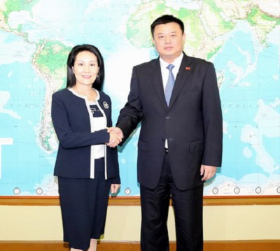 Wang Jing y la embajadora Ingrid Y.W. Hsing.