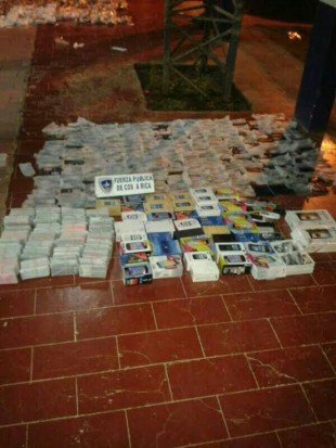 Parte del cargamento de celulares y otros artículos decomisados a un nicaragüense en Costa Rica. (Foto: crhoy.com).