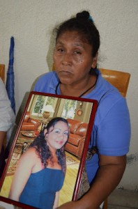 Doña Suyapa Muñoz muestra una foto de su hija Diana Maribel Rivera. 