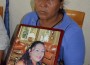 Doña Suyapa Muñoz muestra una foto de su hija Diana Maribel Rivera.