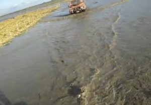 La poca profundidad del "Charco de Tisma" permite acciones como la del vehículo que se aprecia en sua aguas.