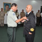 El Contralmirante Roberto De Flaviis Giancola, es condecorado por el Mayor General Oscar Mojica Obregón.