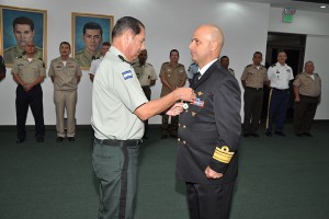 El Contralmirante Roberto De Flaviis Giancola, es condecorado por el Mayor General Oscar Mojica Obregón.