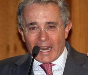 Álvaro Uribe busca protagonismo con el tema del fallo de La Haya.