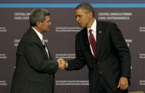 Arturo Condo saluda a Barack Obama.