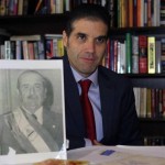 Luis Urcuyo muestra una foto donde aparece con su abuelo, el efímero presidente.