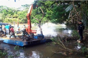 Costa Rica presentó esta foto que muestra a obreros de Nicaragua apartando troncos en el lado derecho del río San Juan.