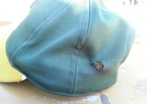 La gorra que presentó el PLI como perteneciente al joven que murió en Totogalpa.