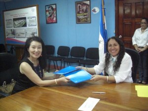 La embajadora Ingrid Hsing y la ministra de Salud, Sonia Castro.