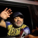 El astro Diego Armando Maradona, saluda al salir del aeropuerto Sandino. (Foto: Enrique Oporta).