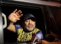 El astro Diego Armando Maradona, saluda al salir del aeropuerto Sandino. (Foto: Enrique Oporta).