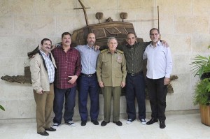 El presidente Raúl Castro con los cinco cubanos que estuvieron detenidos en Estados Unidos.