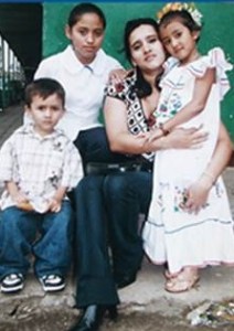 Sandra Nohemí Chamorro dejó cuatro hijos huérfanos. En la foto con tres de ellos.