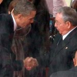 Barack Obama y Raúl Castro se saludan durante un encuentro pasado.