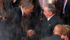 Barack Obama y Raúl Castro se saludan durante un encuentro pasado.