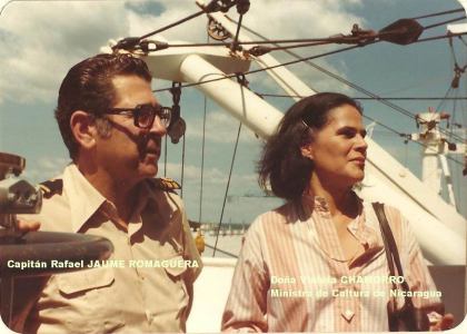 Violeta Barrios vda. Chamorro y el capitán Jaume, a bordo del buque “Roncesvalles”.