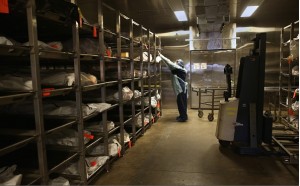 Una morgue en Arizona repleta con restos de migrantes.