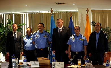 Mandos de la Policía Nacional con el director ejecutivo de la Oficina de las Naciones Unidas contra las Drogas y el Crimen (UNODC), Yuri Fedotov.