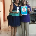 Flor de María Ramírez, coordinadora de Asociación Los Cumiches, recibe el premio ExcelGOB . ©UNICEF Nicaragua-2015/J.Contreras.