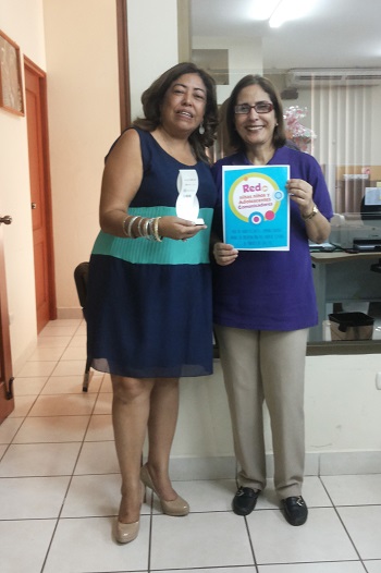 Flor de María Ramírez, coordinadora de Asociación Los Cumiches, recibe el premio ExcelGOB . ©UNICEF Nicaragua-2015/J.Contreras.