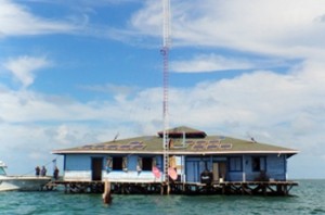 Los paneles solares fueron instalados en los techos de la estación naval de Nicaragua en Cayos Miskitos, ubicada en la Región Autónoma del Atlántico Norte de Nicaragua. La zona es un corredor habitual de tráfico de personas, armas y drogas. [Foto: Embajada de EE. UU. en Managua, Nicaragua] 