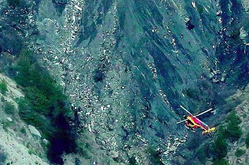 Restos de la aeronave que se estrelló en los Alpes franceses con 150 personas a bordo.