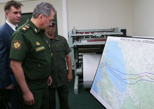 El general Sergei Shoigú observa un mapa topográfico de la ruta del canal interoceánico.