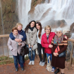 Mujeres de WOM posan frente a una cascada en Marruecos.