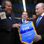 Julio Rocha junto a Joseph Blatter en un acto de la FIFA.