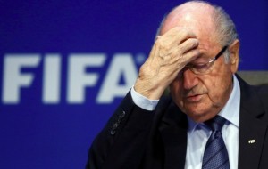  Joseph Blatter renunció sorpresivamente a la presidencia de la FIFA.