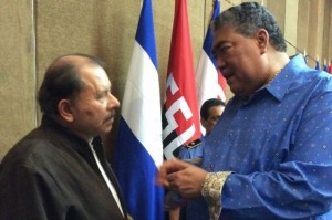 El presidente Daniel Ortega y el ministro dominicano Miguel Mejía.