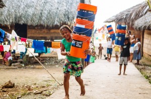 Niños de la comunidad de Rama Cay, en la Región Autónoma de la Costa Caribe Sur de Nicaragua, ayudan a cargar los baldes que forman parte de los filtros de agua para llevar agua potable a su comunidad. (Foto: OSC-Nicaragua). 