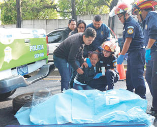 acqueline Gramajo llora sobre el cadáver de su esposo, quien tenía tres años de trabajar en la PMT de Santa Catarina Pinula.