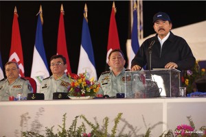 El presidente Daniel Ortega con el jefe del Ejército, general Julio César Avilés y otros mandos superiores.