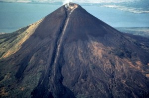 Ha vuelto a temblar en las cercanías del volcán Momotombo, donde el año pasado se originó el terremoto de 6.2 grados. 