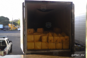 Uno de los furgones con queso nicaragüense que entró ilegalmente a El Salvador.