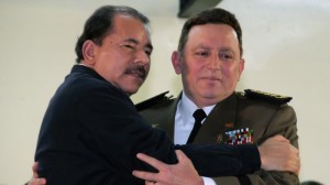 El presidente Daniel Ortega y el jefe del Ejército, general Julio César Avilés.