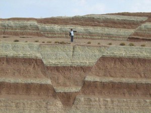 Foto de fallas geológicas. Nótese como se rompe la secuencia de la capa de tierra en los sitios afectados.