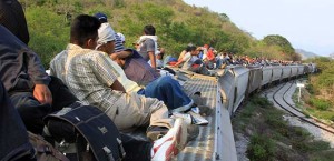 Centroamericanos en el tren conocido como "La Bestia".