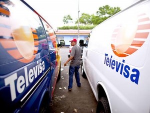 Dos de la camionetas en que se movilizaban los presuntos periodistas de Televisa.