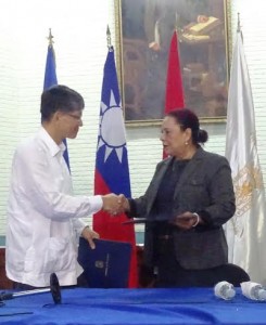 El embajador de Taiwán, Rolando Jer-Ming Chuang y la alcaldesa de Managtua, Daysi Torres Bosque.