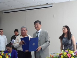 Dr. Guillermo González y el embajador de Taiwán, Sr. Rolando Jer - Ming Chuang.
