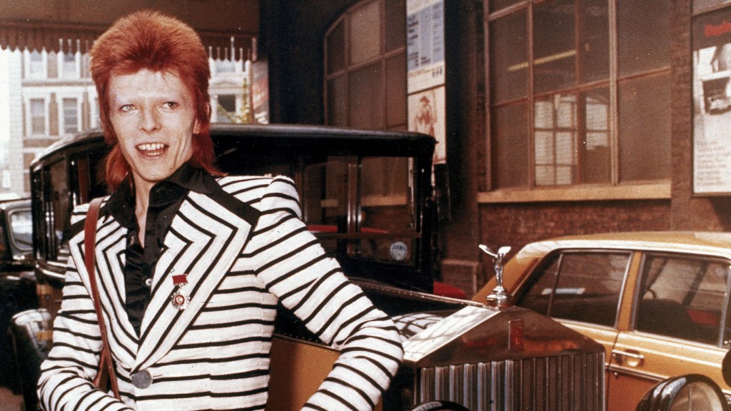 David Bowie posa con su Rolls Royce en los años 70.
