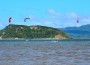 Costa Rica se ha adueñado de la bahía de Salinas y sus alrededores. En la foto, parapentes sobre isla Bolaños.
