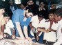 Tim Kaine enseñando carpintería a niños de Honduras en 1980. (Foto: Facebook).