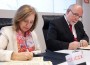 Orlando Solórzano, ministro de Fomento, Industria y Comercio de Nicaragua, firma un acuerdo con María Isabel Poncela, secretaria de Estado de Comercio de España.