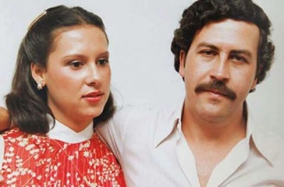 Victoria Henao, "Tata", la mujero que el capo Pablo Escobar, a la derecha, hizo su esposa tras violarla cuando tenía 13 años.