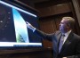 El subdirector de Inteligencia Naval, Scott Bray, explica un video de un fenómeno aéreo no identificado.